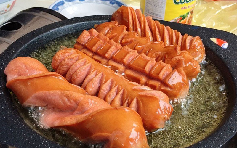 Chiên vàng đều xúc xích