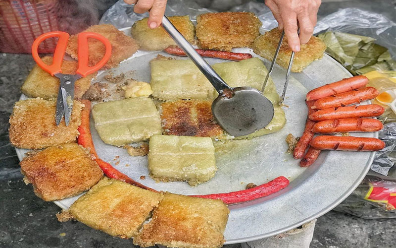 Bánh chưng rán ăn kèm với xúc xích
