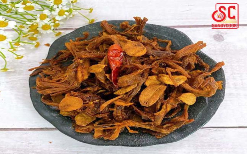 thành phẩm đĩa thịt heo cháy tỏi thơm ngon