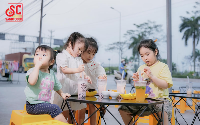 Và thêm cả những vị khách nhỏ tuổi cũng đang thưởng thức