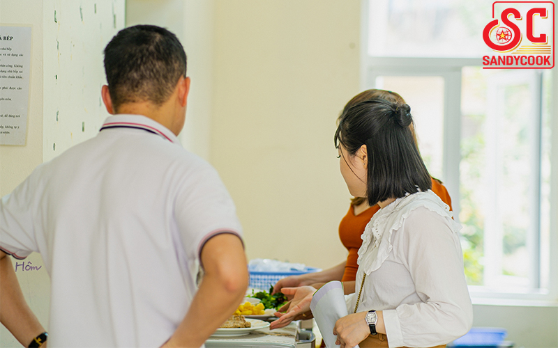 Đội ngũ nhân viên SandyCook tư vấn anh chủ quán về cách sắp xếp mẹt nem nướng Nha Trang