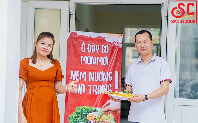 SandyCook đã có mặt từ sớm để cùng chủ quán chuẩn bị món ngon cho thực khách