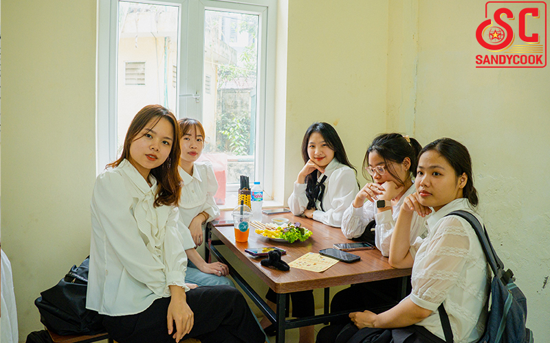 Lượng khách đến với quán đông và rất hài lòng về món ăn
