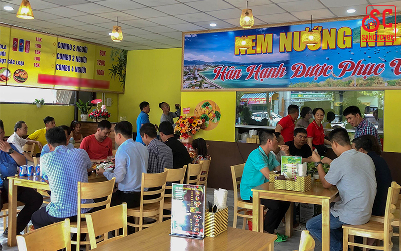 Khách hàng đang thưởng thức món ngon hấp dẫn tại quán