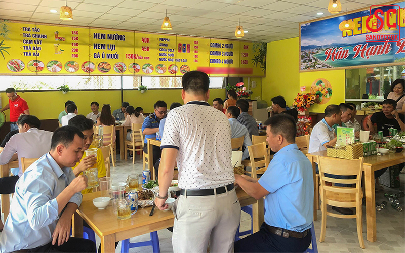Rất đông khách hàng đến với quán trong ngày khai trương đầu tiên