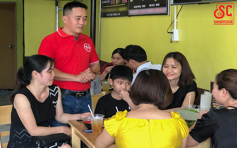 Khách hàng phản hồi rất tốt về món ăn và cách phục vụ của quán