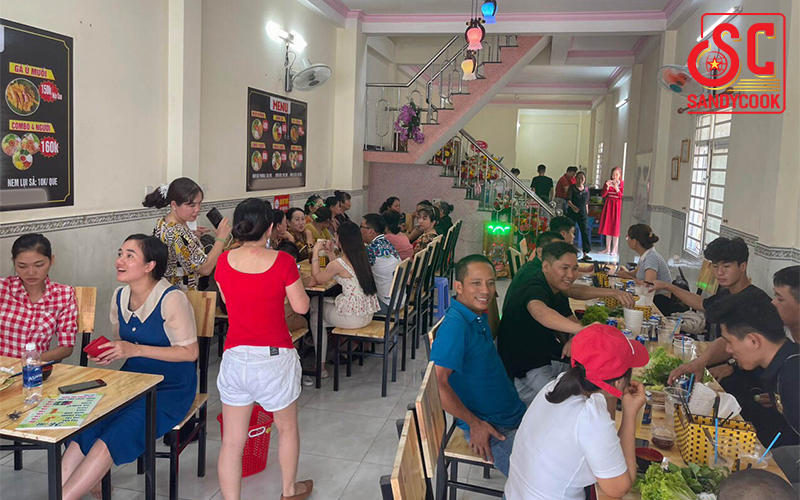 Số lượng khách lớn đến với quán trong ngày đầu tiên khai trương