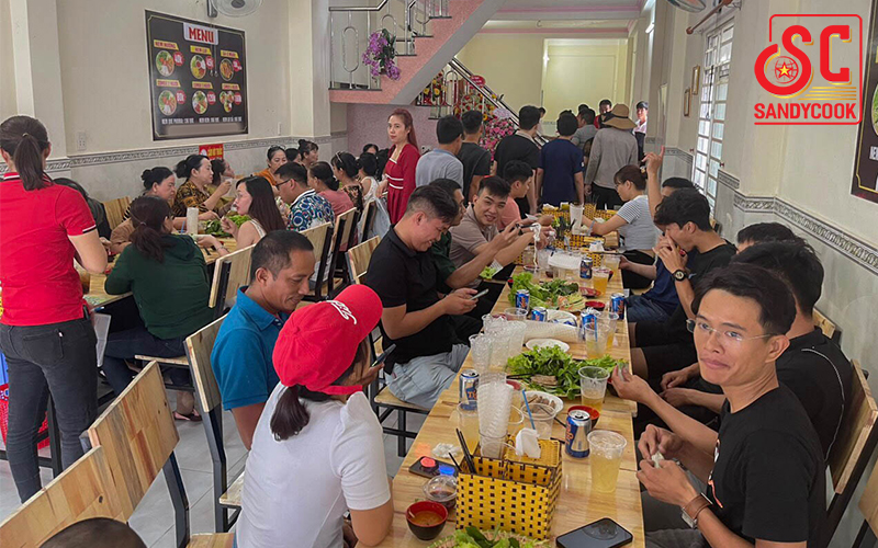 Khách hàng thưởng thức nem nướng Nha Trang