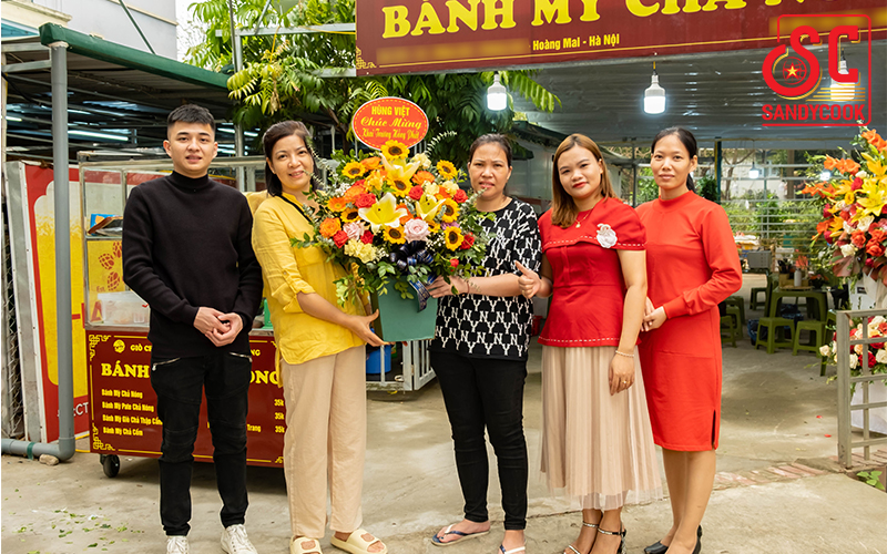 SandyCook chúc mừng chị chủ quán nhân ngày khai trương của quán