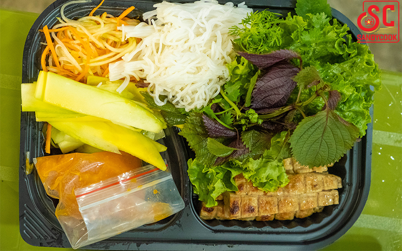 Nem nướng được đóng gói chắc chắn để giao tới khách