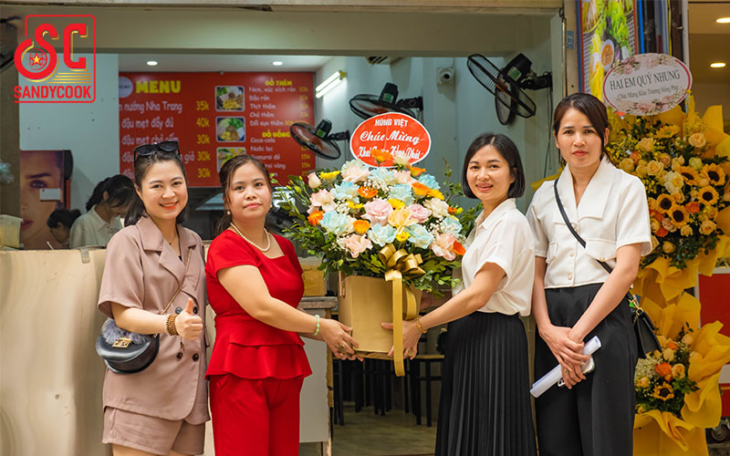 Sandycook có mặt vào sáng sớm để chúc mừng chị chủ quán