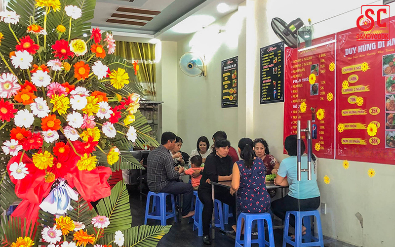 Khách hàng thưởng thức nem nướng Nha Trang