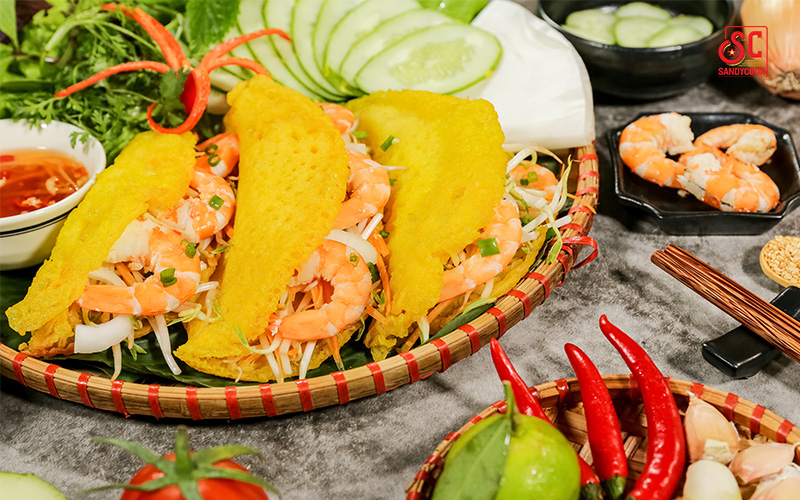 Đổ bánh xèo đúng cách để vỏ bánh giữ được độ giòn và dẻo