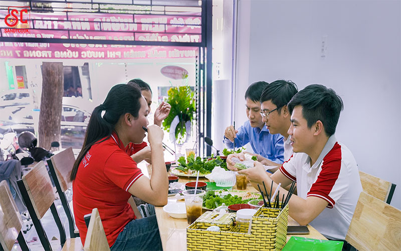 Thực khách thưởng thức món ngon tại quán