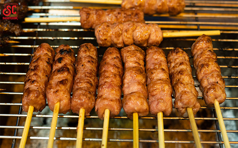 Những que nem viên hồ lô được nướng trên xe đẩy