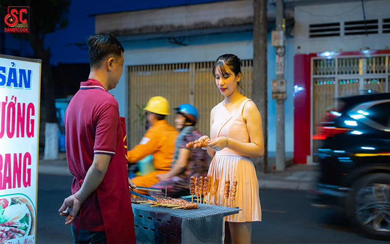 Khách hàng đến mua nem viên hồ lô