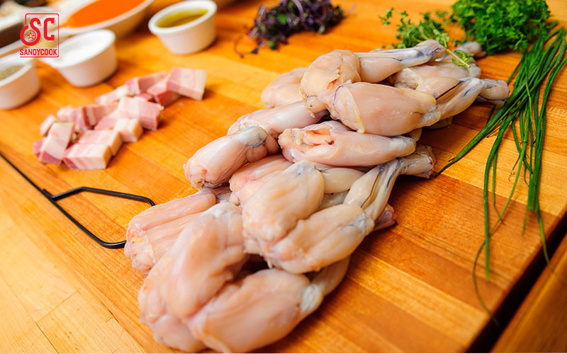 Làm sạch ếch trước khi chế biến