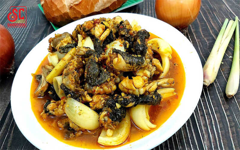 Chiên ếch sẽ giúp thịt được dai và ngấm gia vị hơn