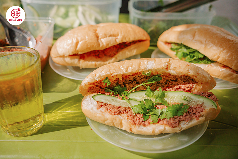 Pate là món ăn kèm tiện lợi, thường được dùng trong bánh mì, xôi…