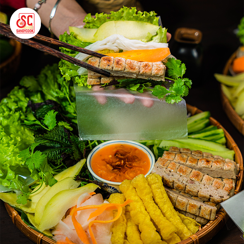 Nem nướng cuốn bánh tráng hấp dẫn nhờ sự kết hợp hài hòa giữa nem nướng thơm lừng, rau sống tươi và nước chấm đậm đà.